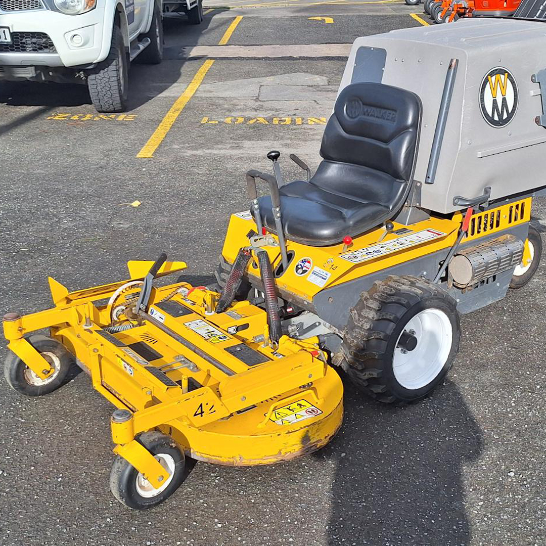USED 2016 Walker MS14GHS Zero-Turn Mower image 1